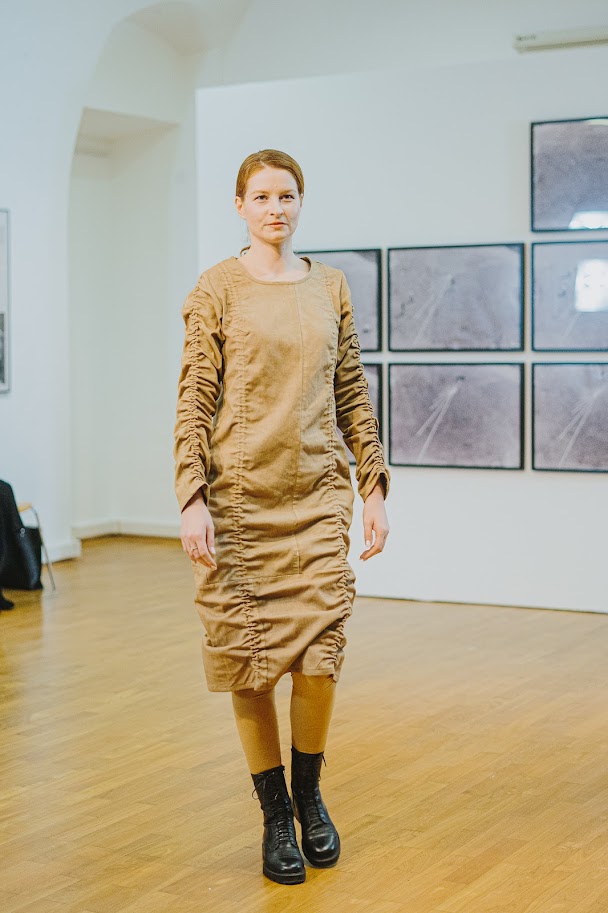 HAUSFRAU Šaty