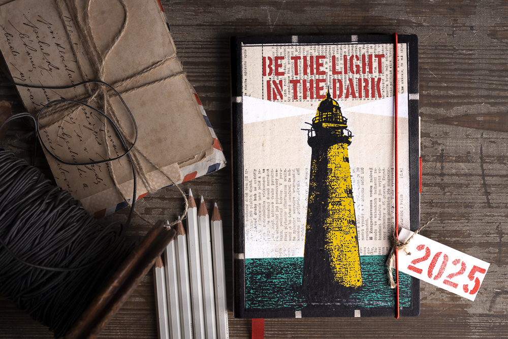 DEAFMESSANGER Velký Diář 2025 - Lighthouse