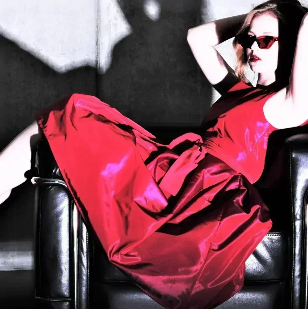 ALYS barevné šaty TAFT