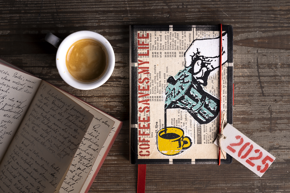 DEAFMESSANGER Diář 2025 Coffee saves my life