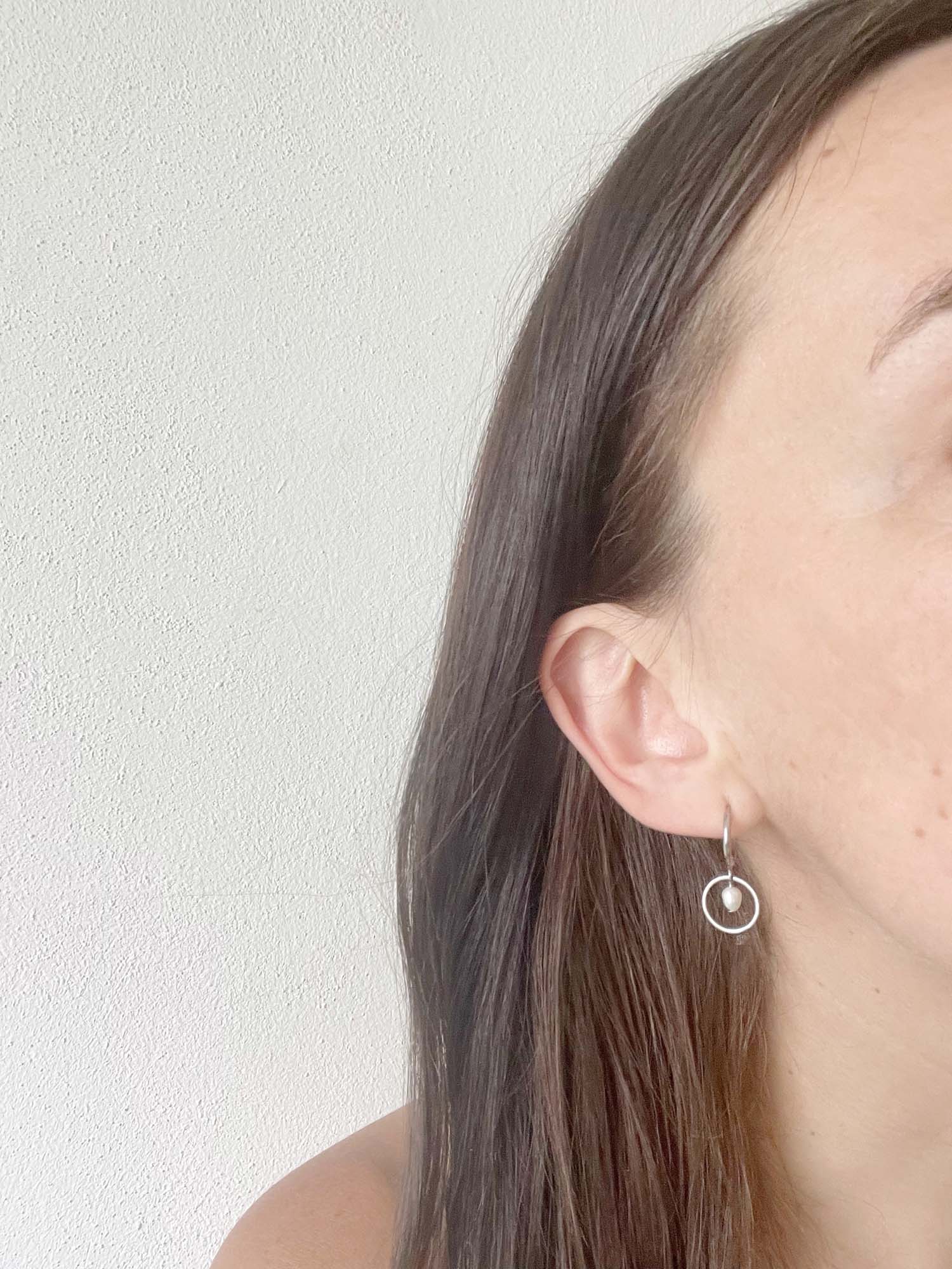 INTIMITY Náušnice ASYMETRICKÉ s perličkou