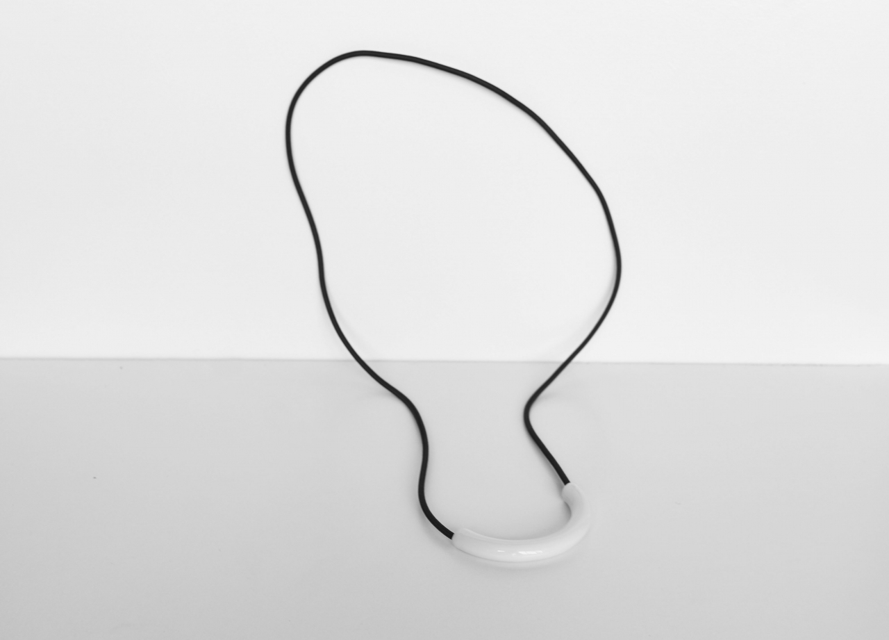 TYFORMY Porcelánový Náhrdelník bílý PŮLKRUH