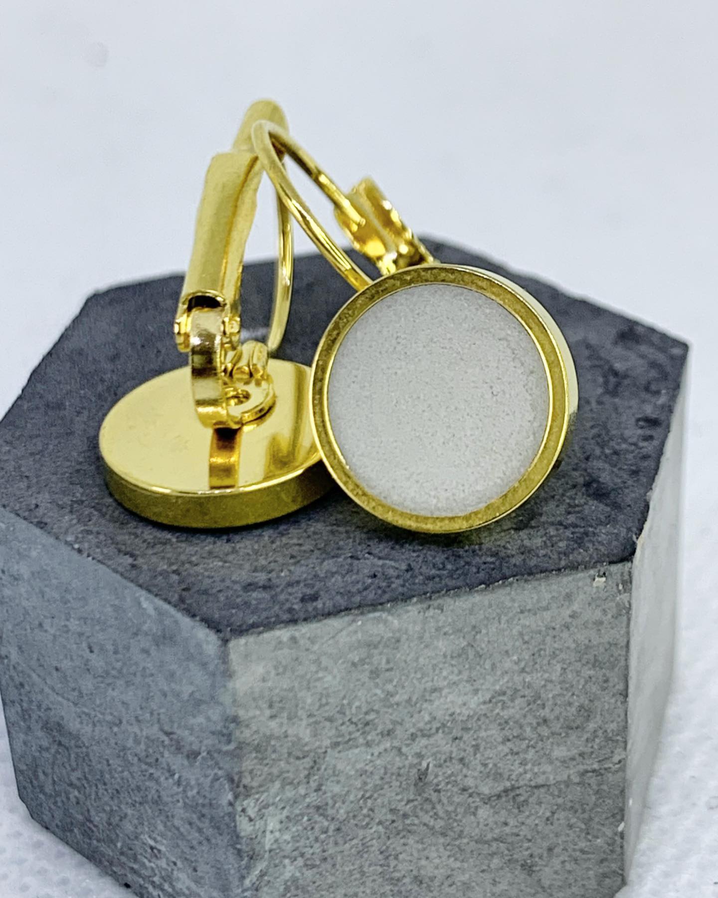 BETONBEADS Náušnice VISACÍ zlaté