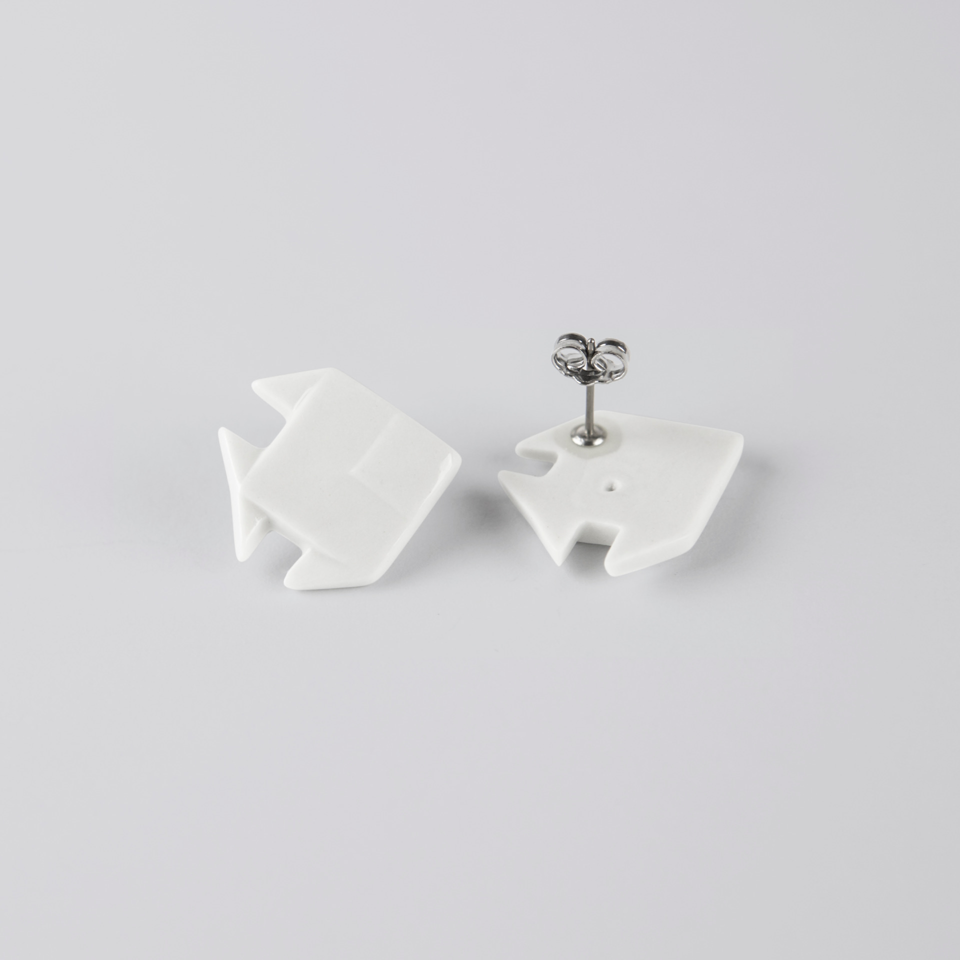 STEHLIK DESIGN Porcelánové náušnice RYBY bílé