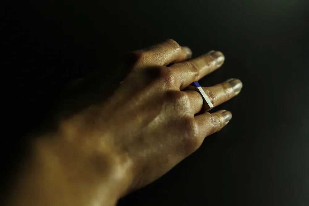 LUBA BAKIČOVÁ Prsten z pozlacené mosadze a skla CORNER