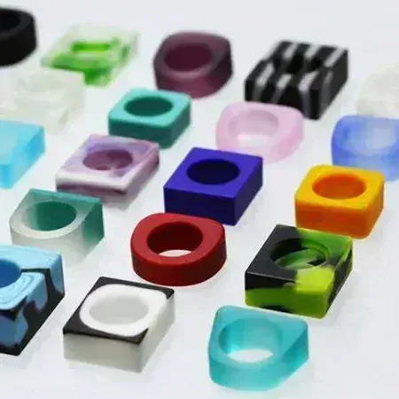 LUBA BAKIČOVÁ Prsten ze skla SQUARE