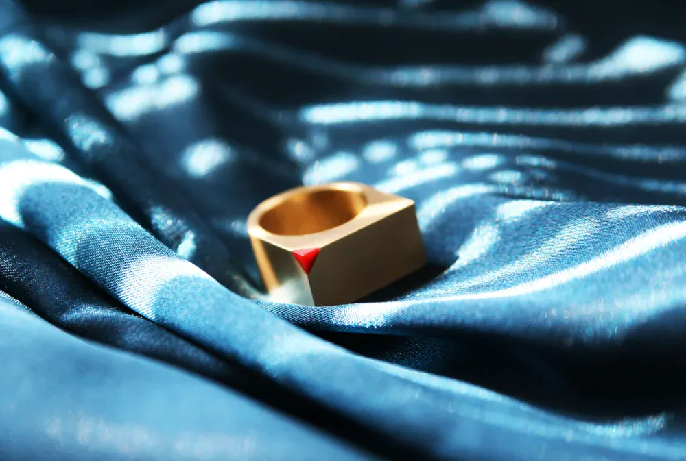 LUBA BAKIČOVÁ Prsten z pozlacené mosadze a skla CORNER