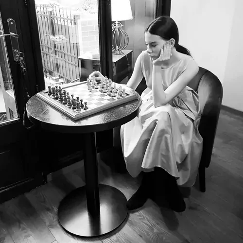 ALYS šedé šaty TAFT