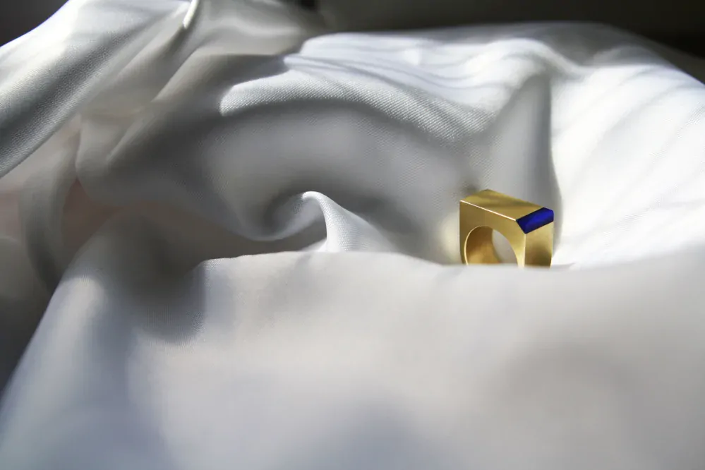 LUBA BAKIČOVÁ Prsten z pozlacené mosadze a skla CORNER