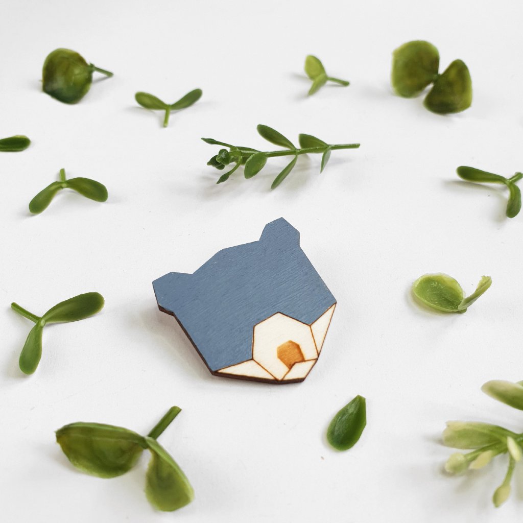 ALIZI.PLAYWOOD Brož Medvěd mini 