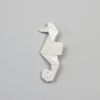 STEHLIK DESIGN Porcelánová brož Mořský koník bílá