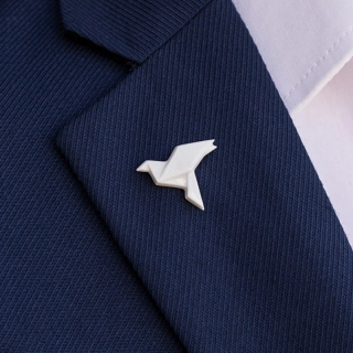 STEHLIK DESIGN Porcelánová brož do klopy HOLUBICE