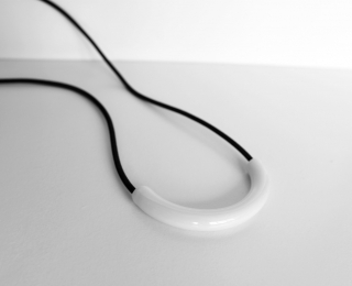 TYFORMY Porcelánový Náhrdelník bílý PŮLKRUH