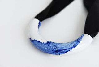 TYFORMY Porcelánový Náhrdelník PŮLKRUH Kobalt