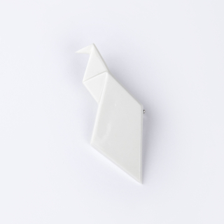 STEHLIK DESIGN Porcelánová brož PÁV bílá